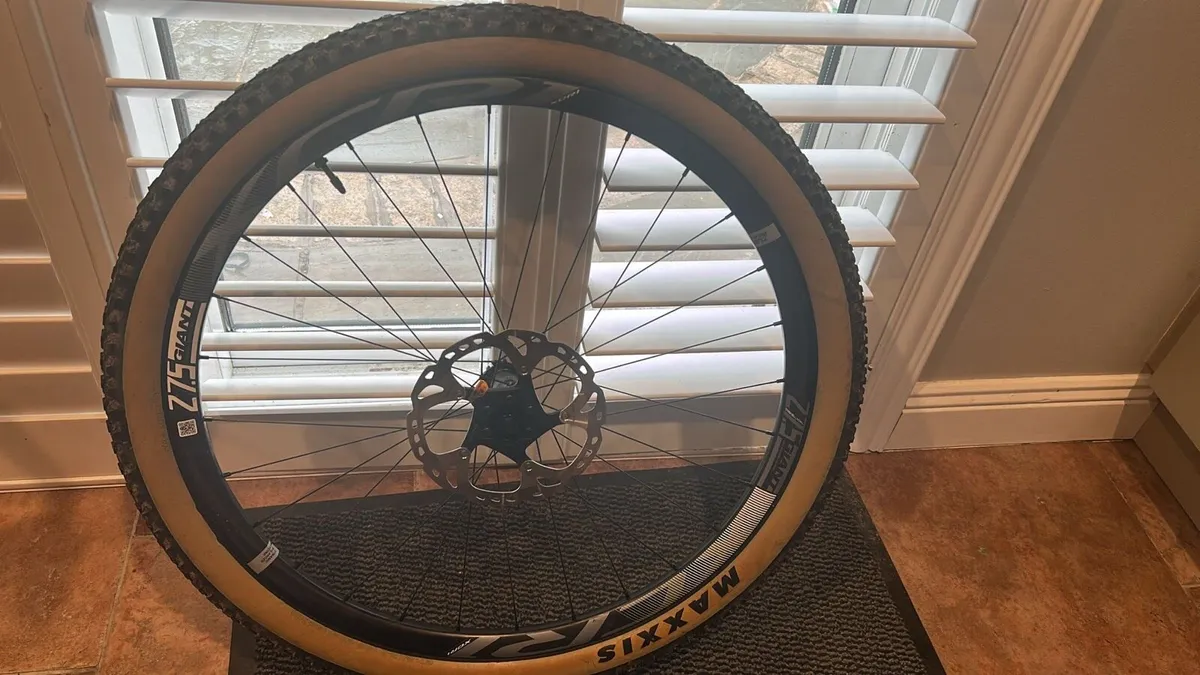 Giant Carbon XCR1 27.5 Wheels - Image 2