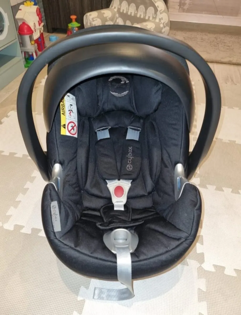 Cybex Aton size Q black car seat - Image 1
