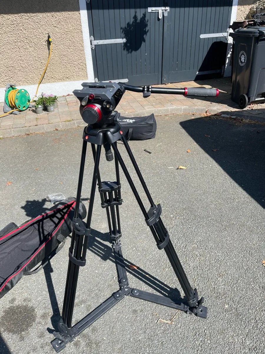 Manfrotto fluid filled tripod - Image 1