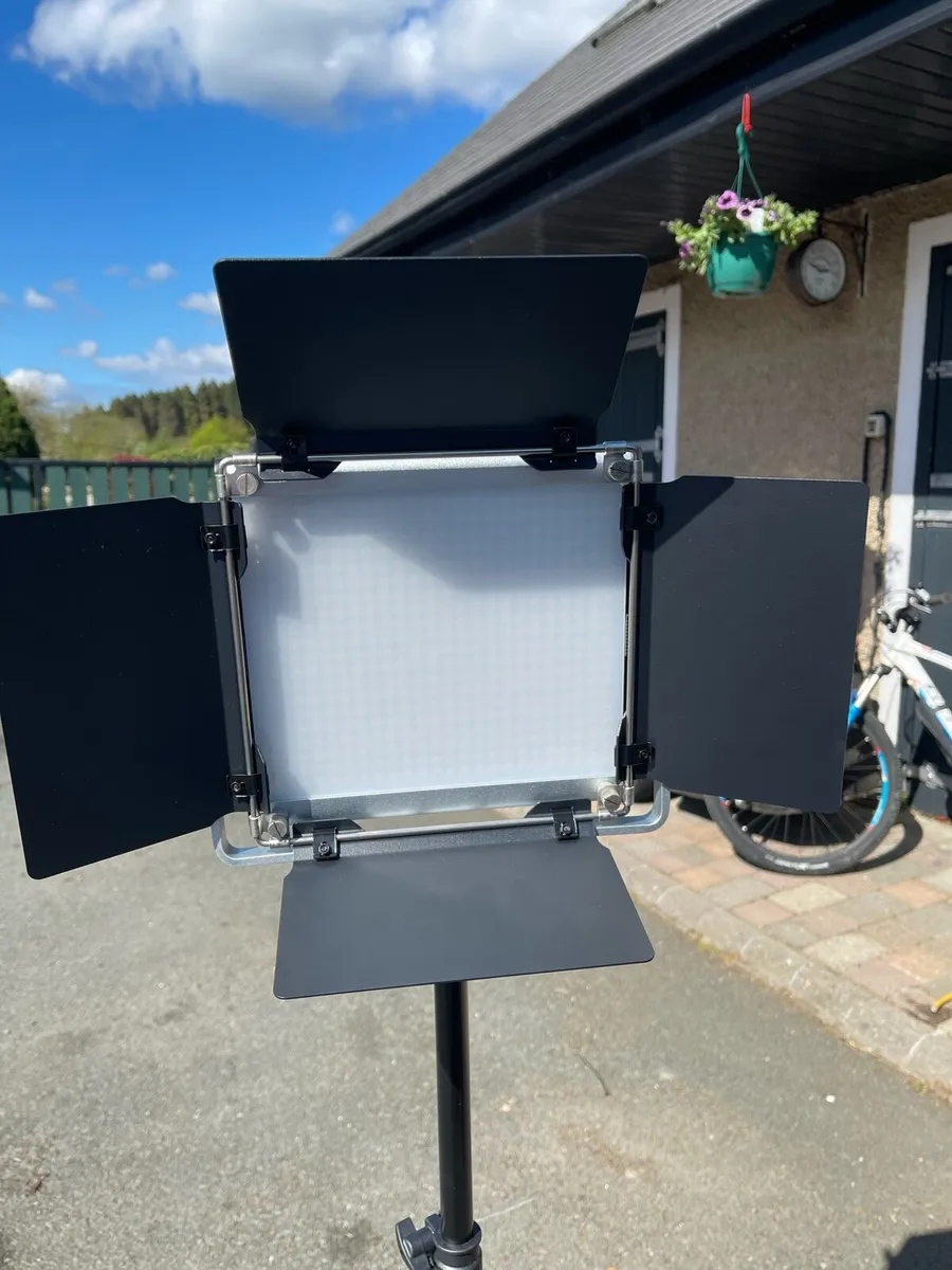 Neewer 3 x led light set - Image 1