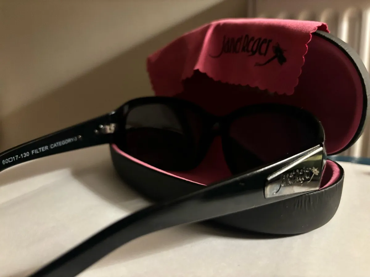 New Janet Reger Ladies Black Sun Glasses - Image 3