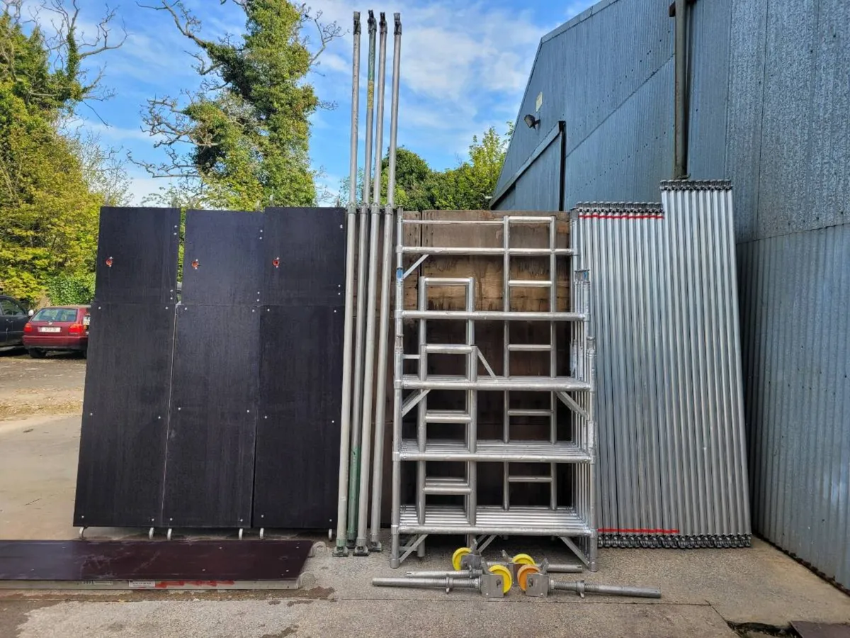 Aluminium scaffold tower FREE DELIVERY - Image 1