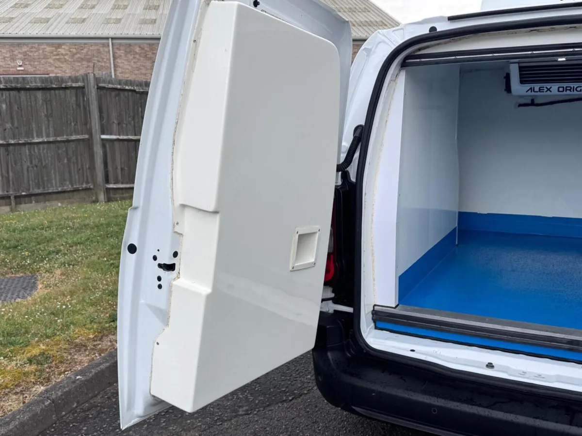 2021 Vauxhall Combo Refrigerated Van - Image 4