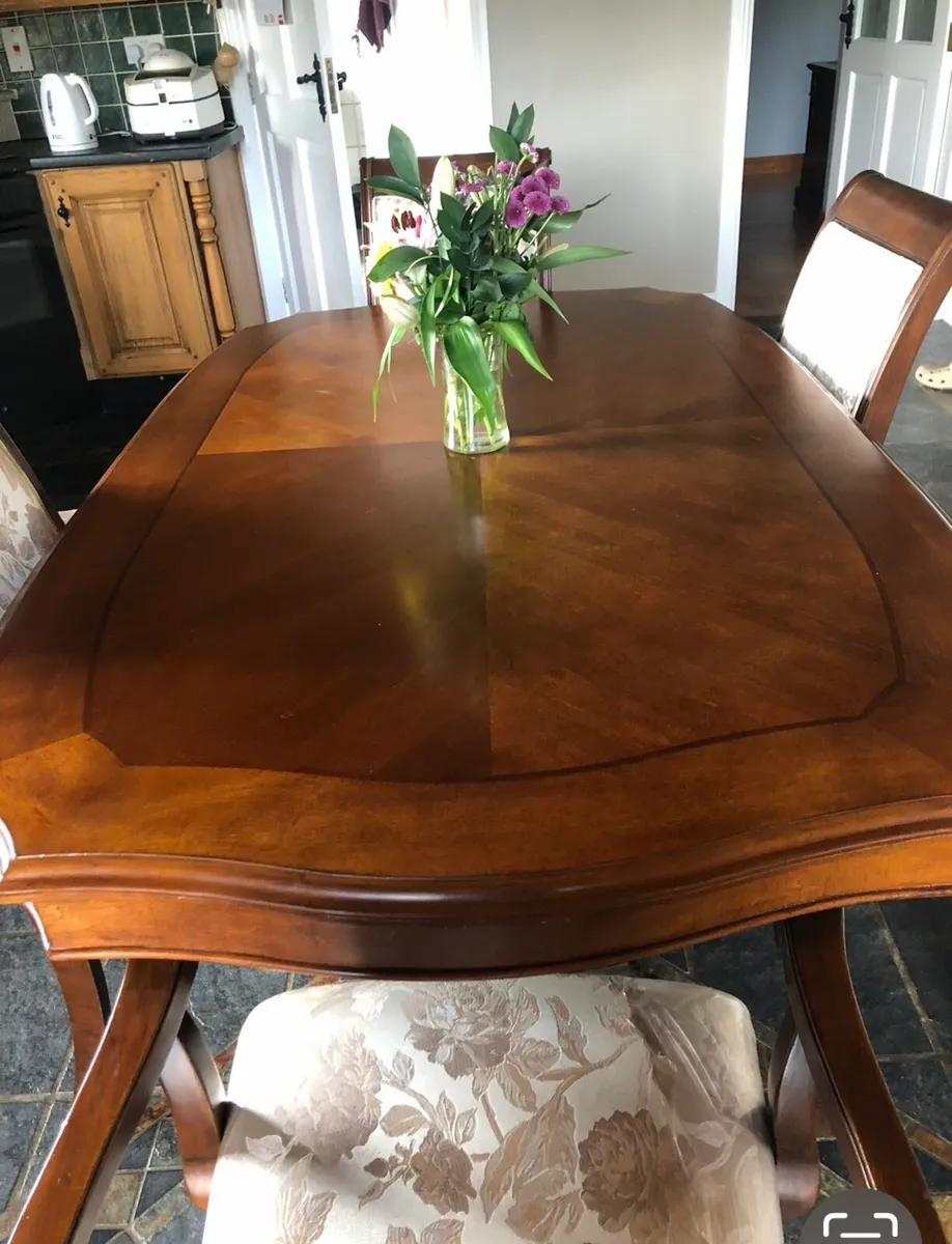 Table &6 chairs - Image 1