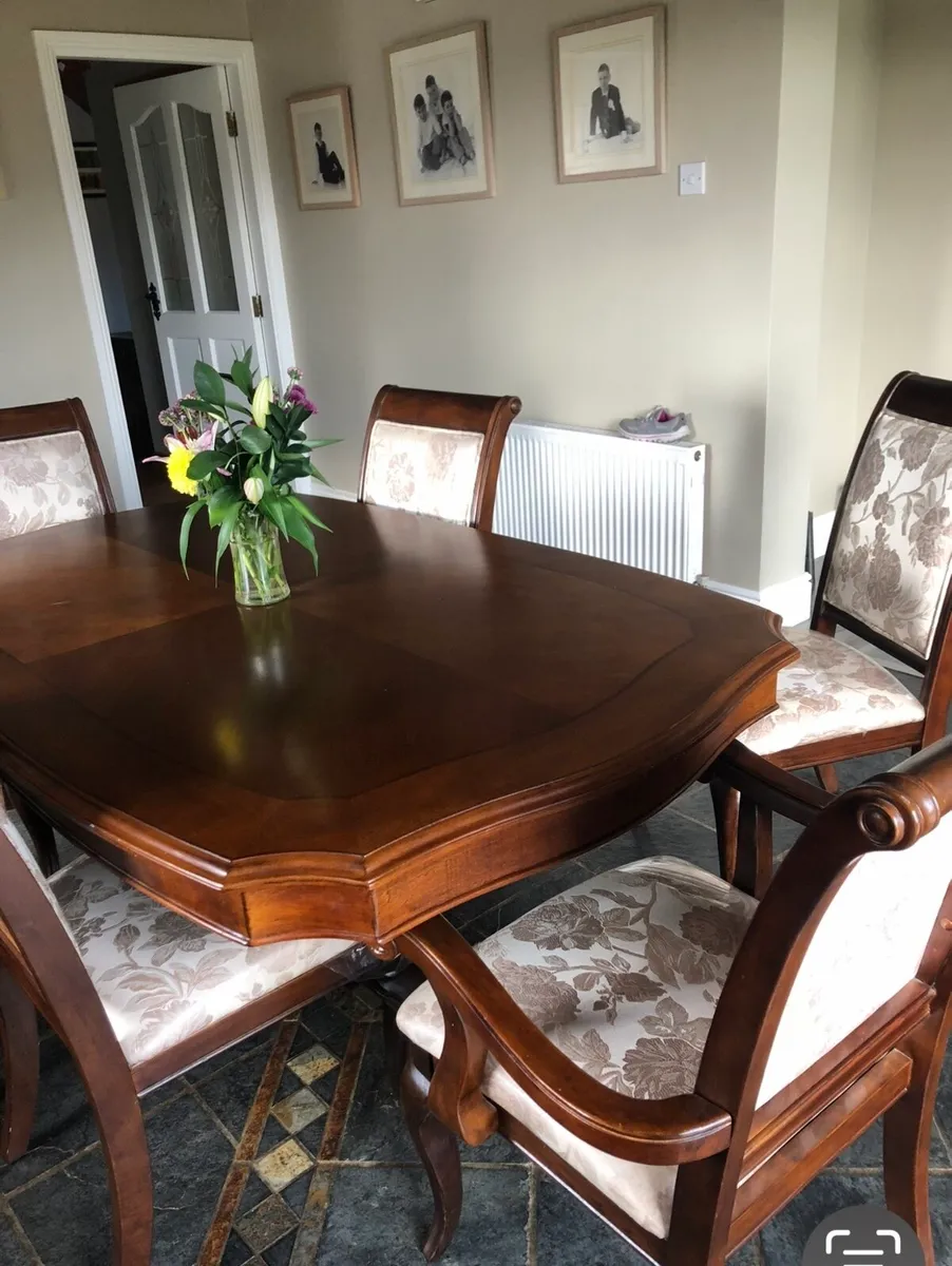 Table &6 chairs - Image 2