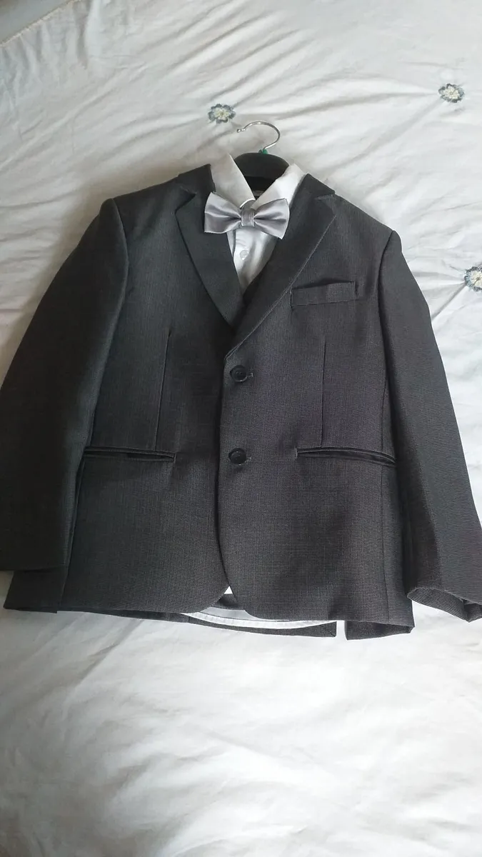 Boys suit - Image 3