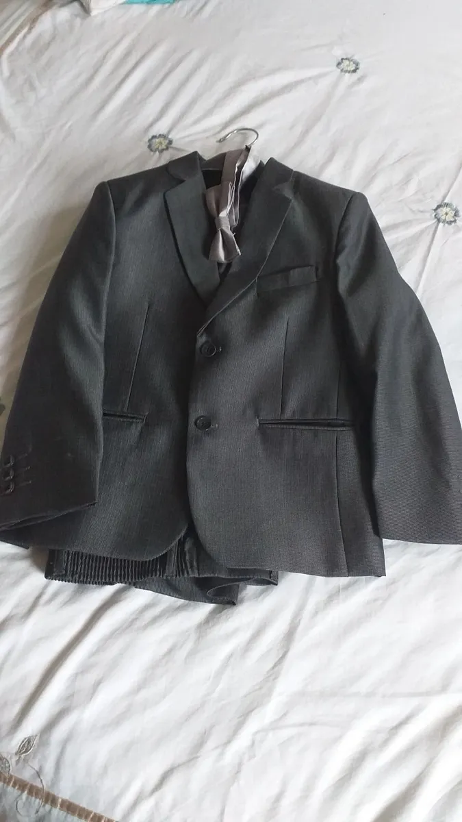Boys suit - Image 1