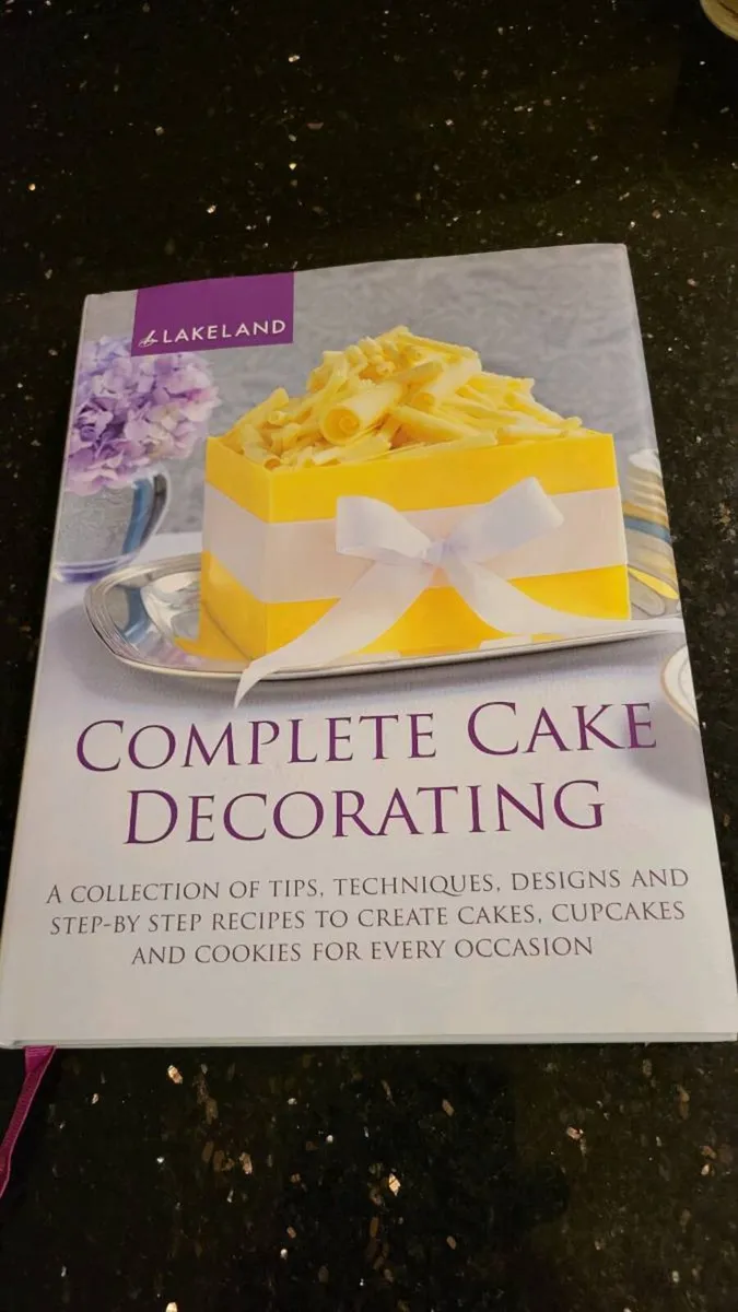 Lakeland cake decorating book - Image 1