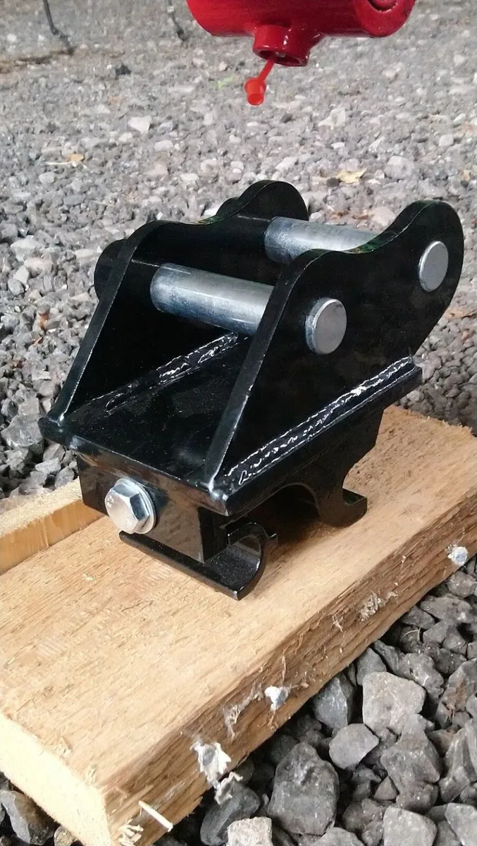 MINI DIGGER SEMI QUICK HITCH 25mm pins - Image 1