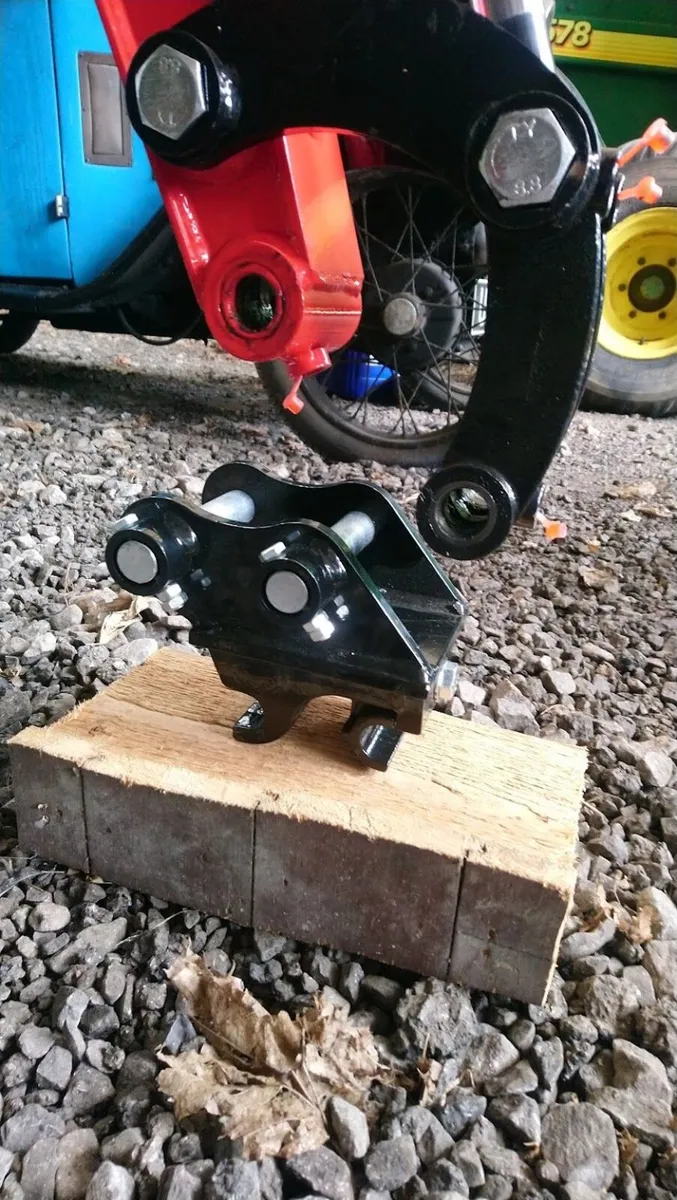 MINI DIGGER SEMI QUICK HITCH 25mm pins - Image 2