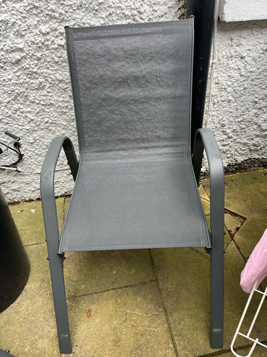 Outdoor table and chairs - Image 1