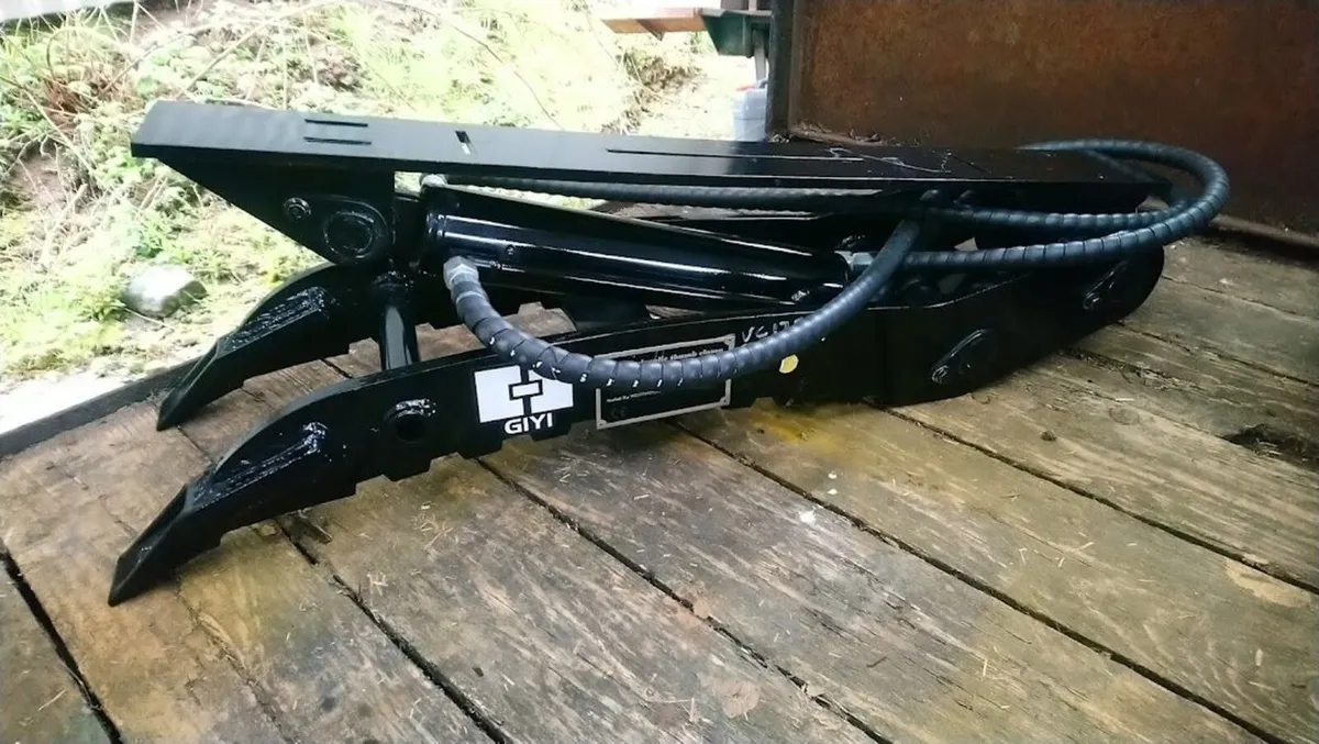 HYDRAULIC THUMB GRAB 3 TON DIGGER - Image 1