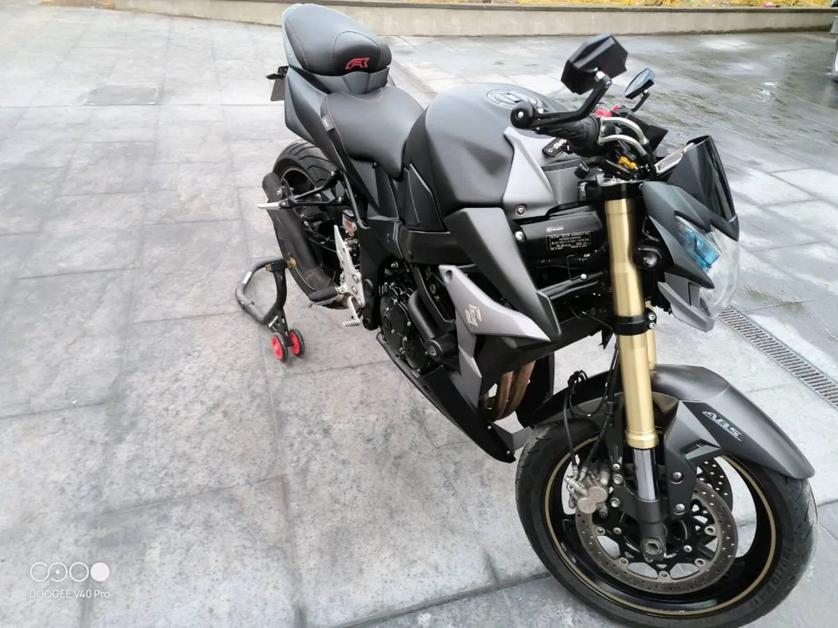 Suzuki GSR750 - Image 3