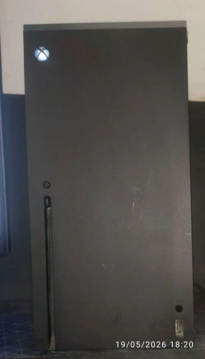 Xbox series x1TB bundle good condition box & games - Image 2