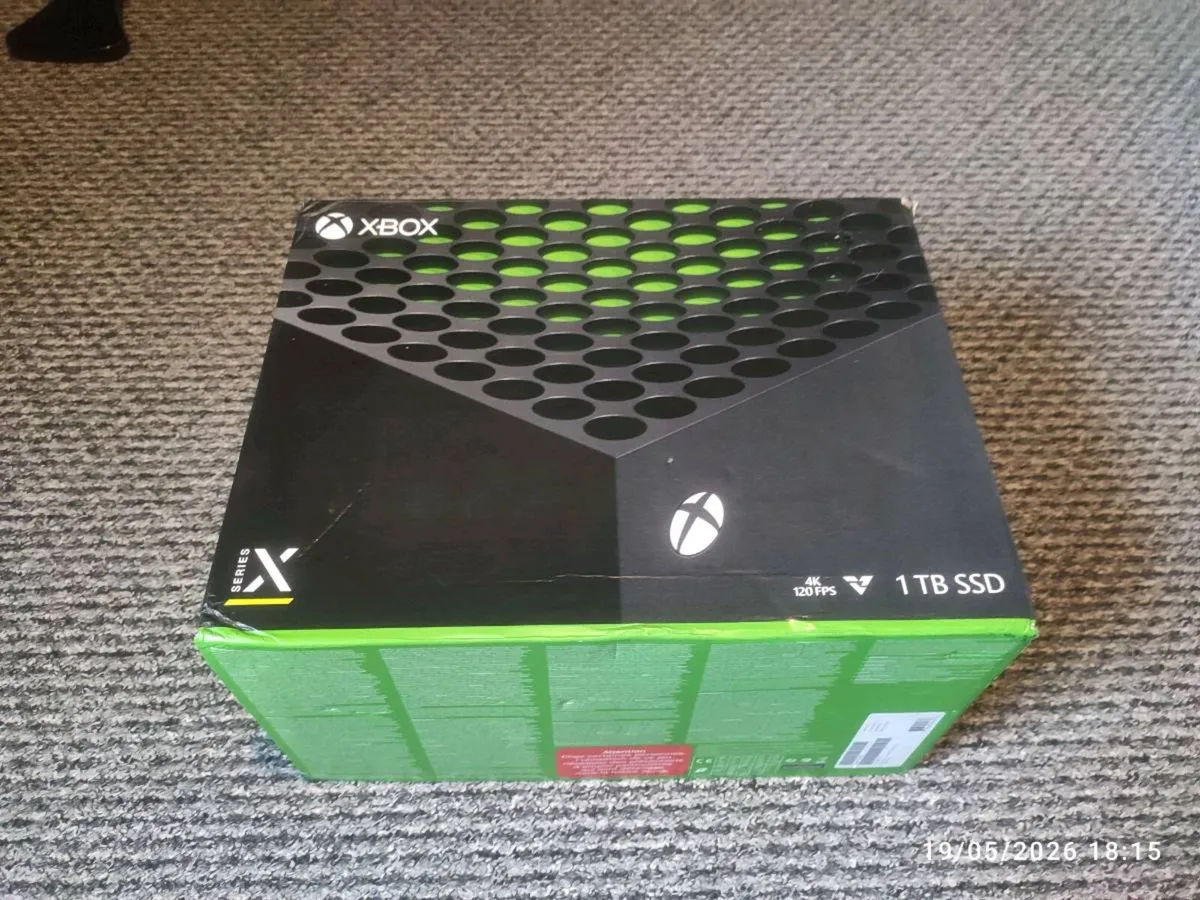 Xbox series x1TB bundle good condition box & games - Image 1