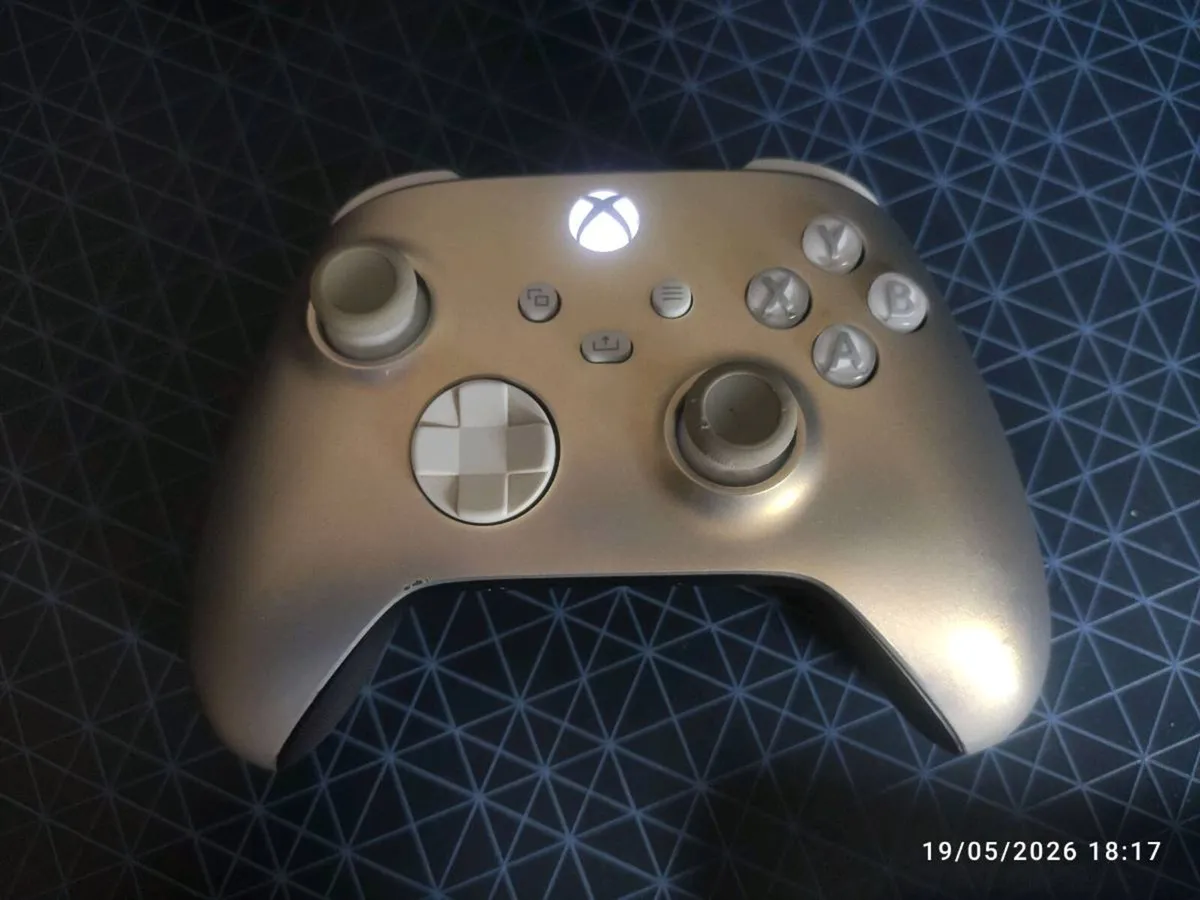 Xbox series x1TB bundle good condition box & games - Image 3