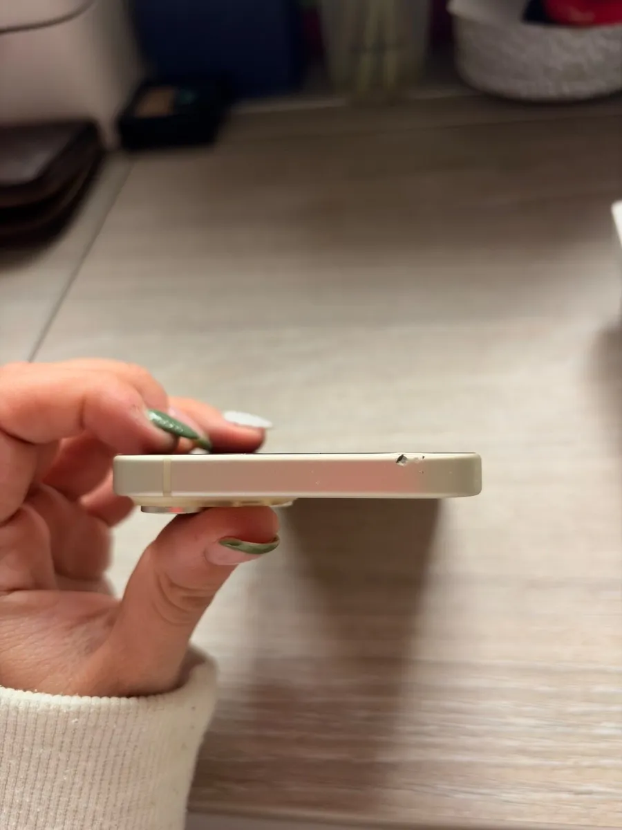 iPhone 15 - Image 3