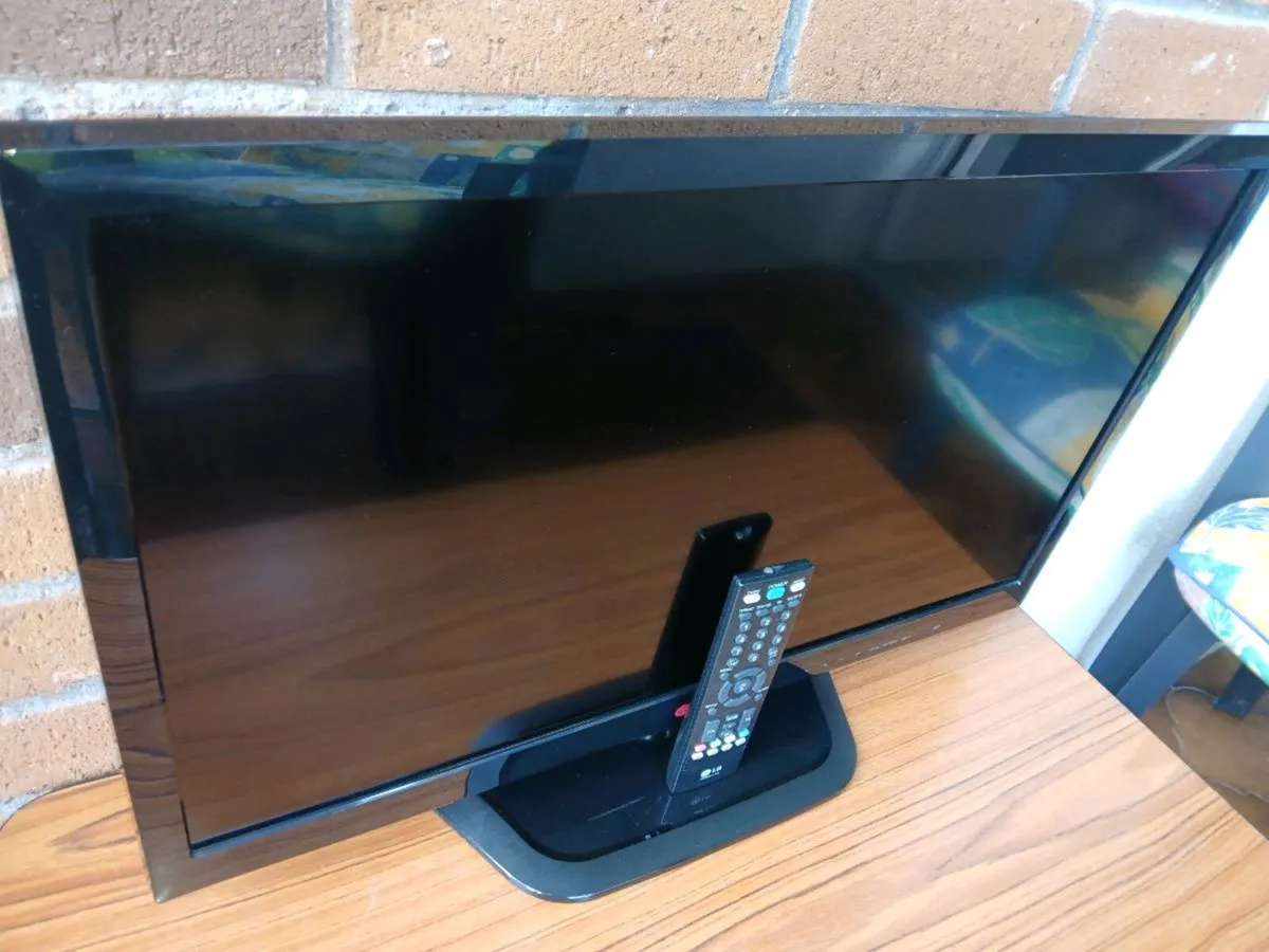 Lg 26 inch hdmi Saorview tv with scart socket. - Image 3