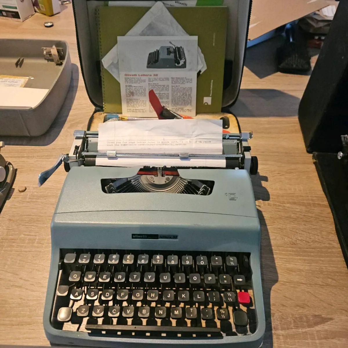 Olivetti lettera 32 typewriter - Image 1