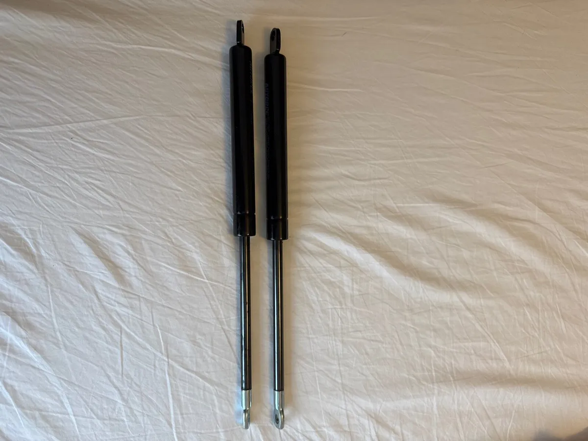 2 x Gas Struts 1,000N - Image 1