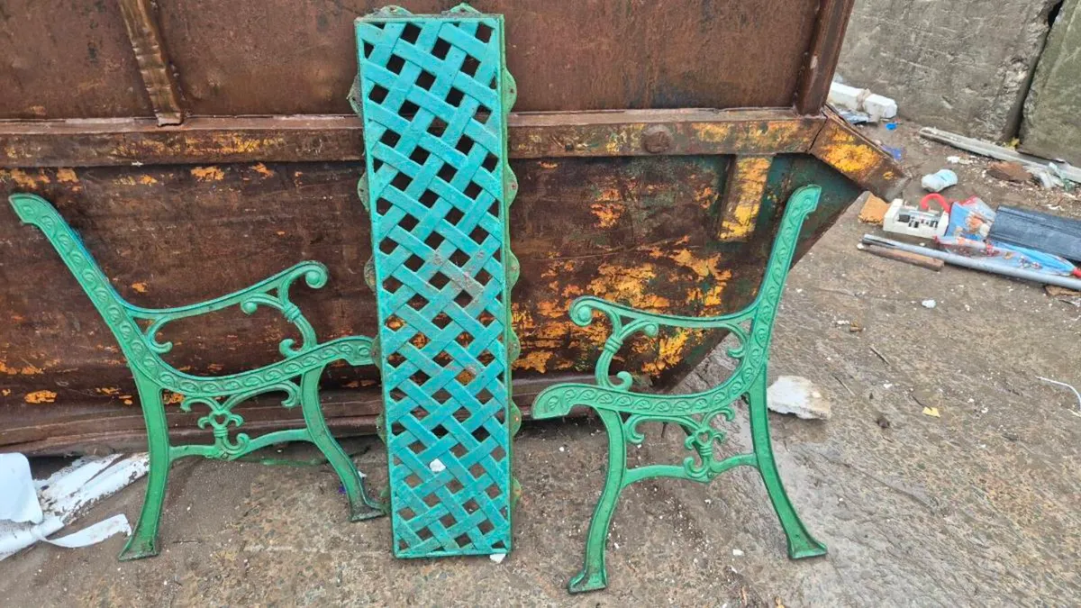 Iron cast garden bench sides - Image 1