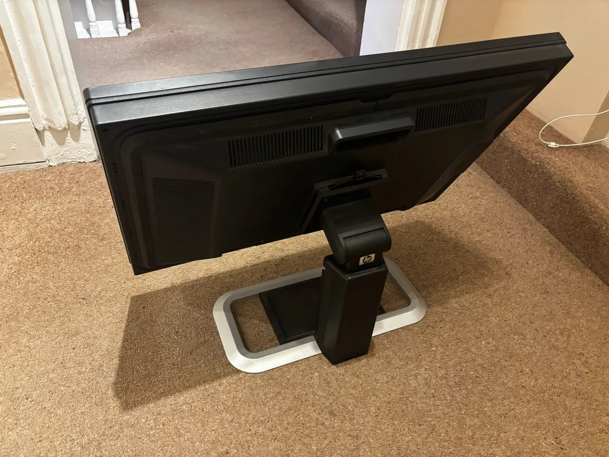 HP LP3065 30" 2k monitor - Image 2