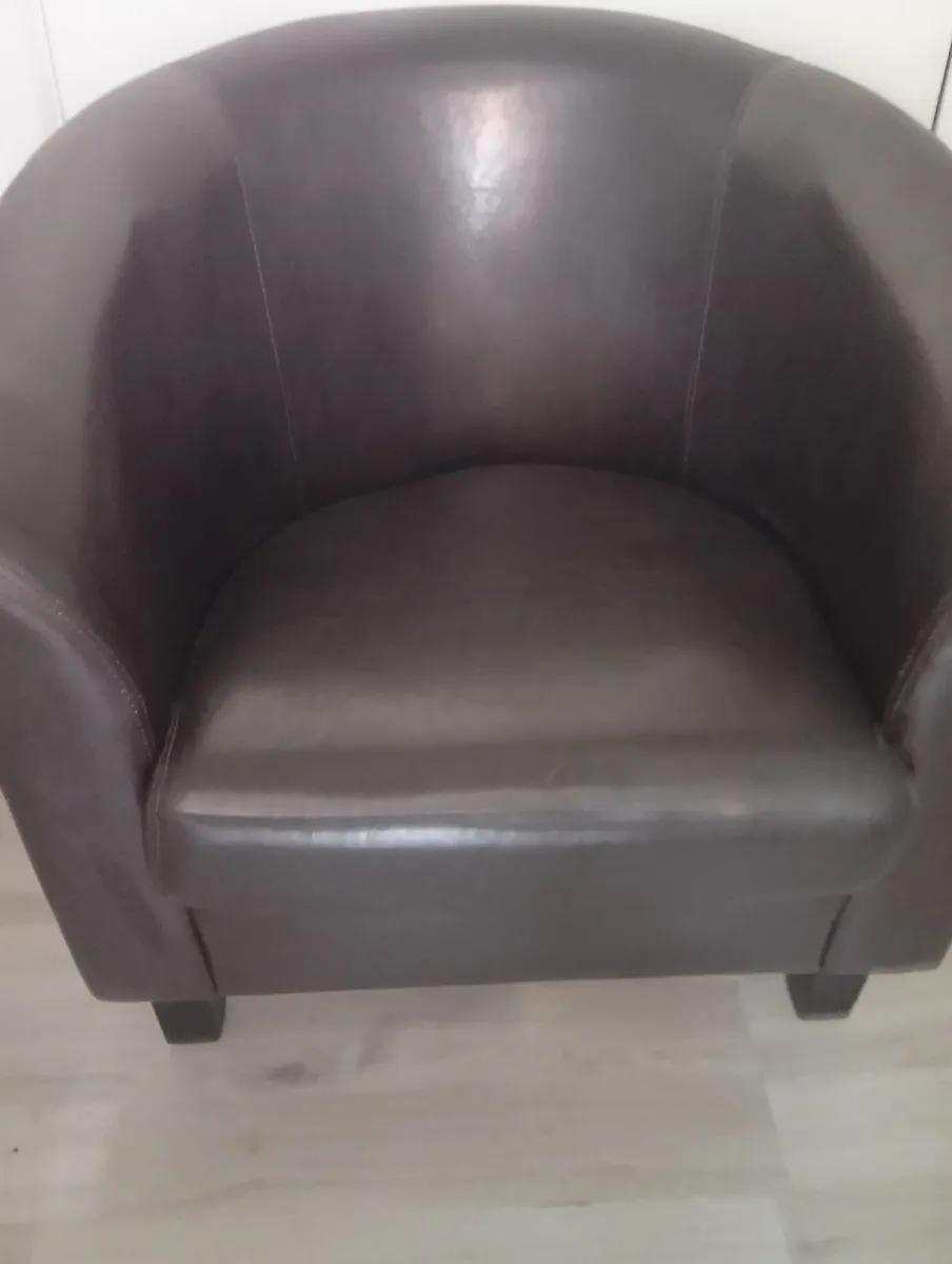 Comfortable Leather Tub Club Armchair - Image 4
