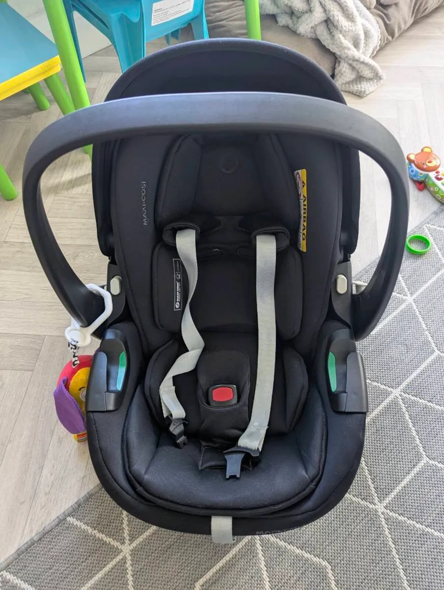 Baby car seat Maxi Cosi pebble 360 pro with base - Image 1