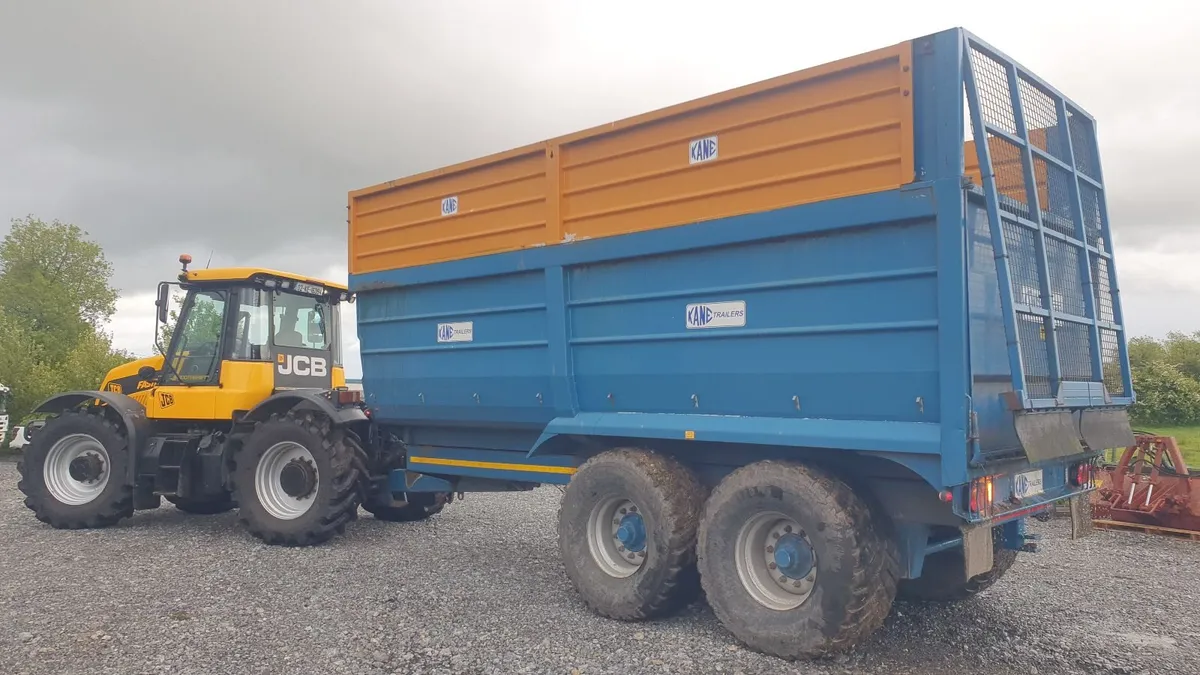 JCB fastrac 3185 with Kane 20ft trailer - Image 4