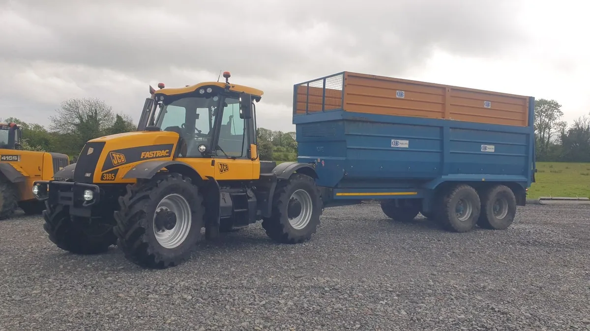 JCB fastrac 3185 with Kane 20ft trailer - Image 1