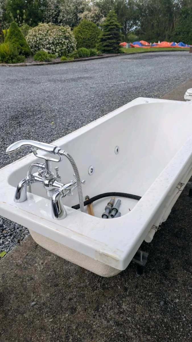 Jacuzzi bath - Image 1