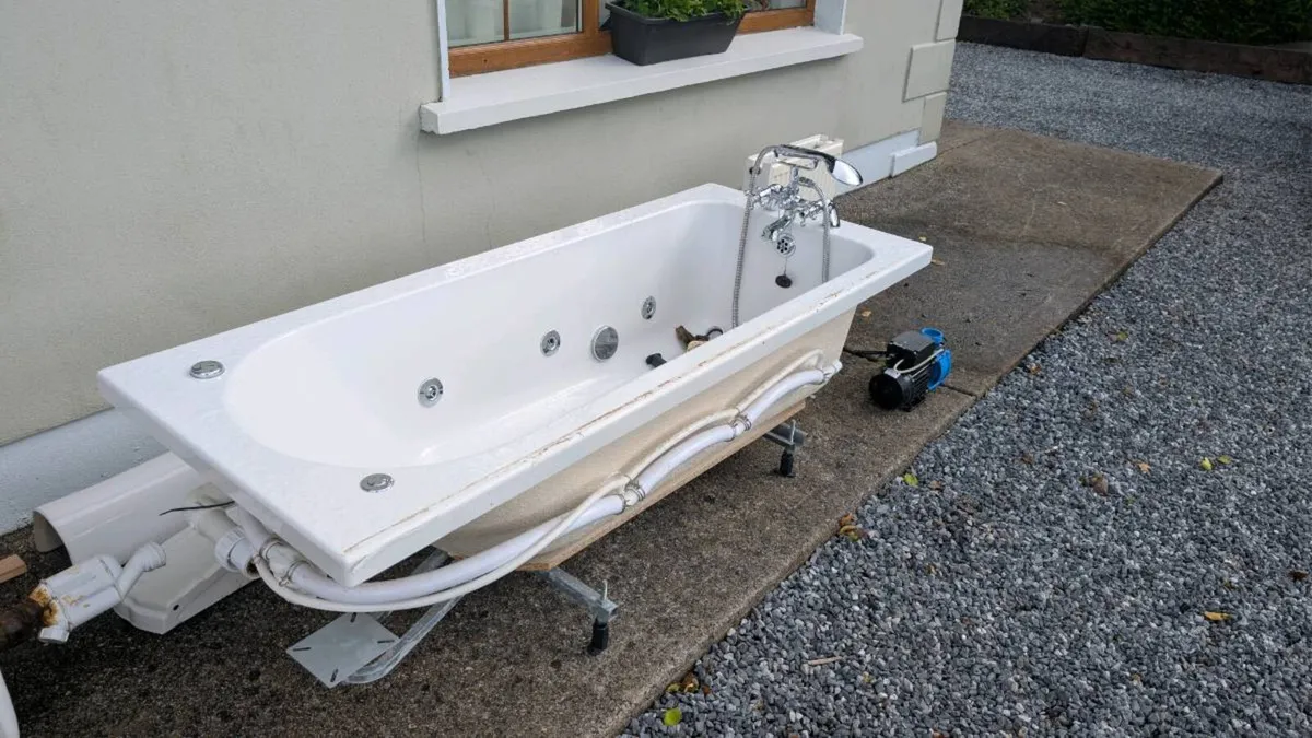Jacuzzi bath - Image 2
