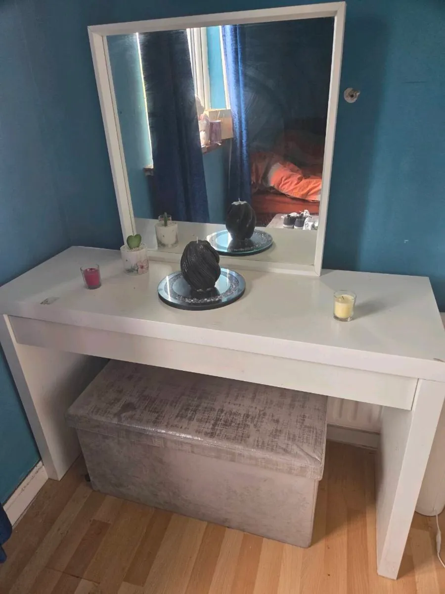 Vanity table - Image 1