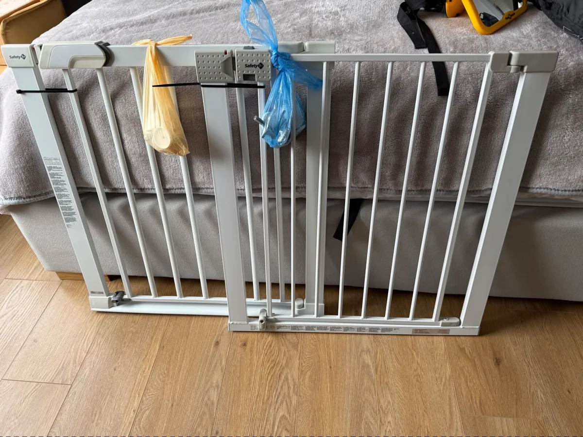 Baby gates, baby car mirrors and black out blind - Image 4