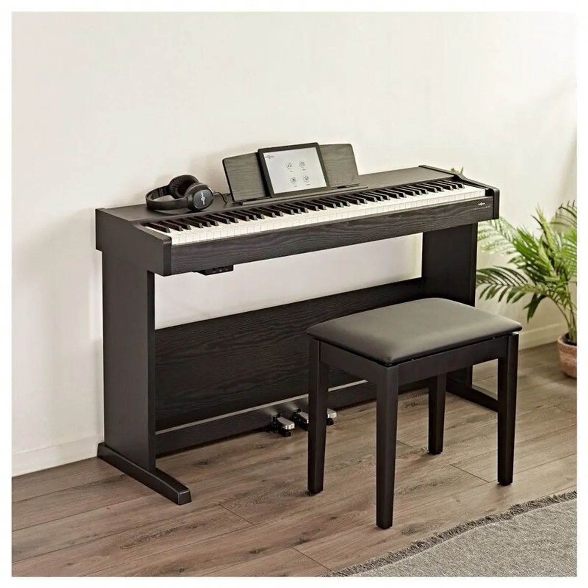 Rarely used piano/keyboard for sale - Image 1