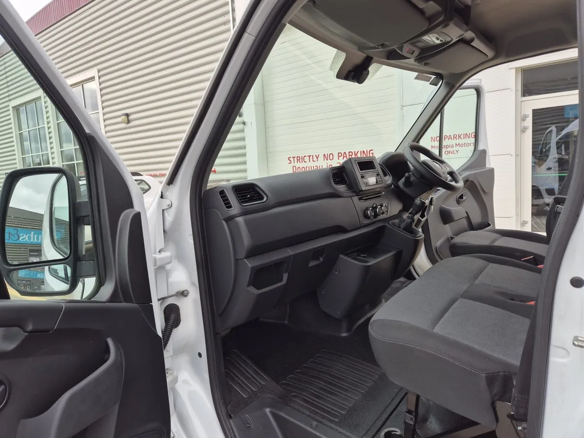 Van - Image 4