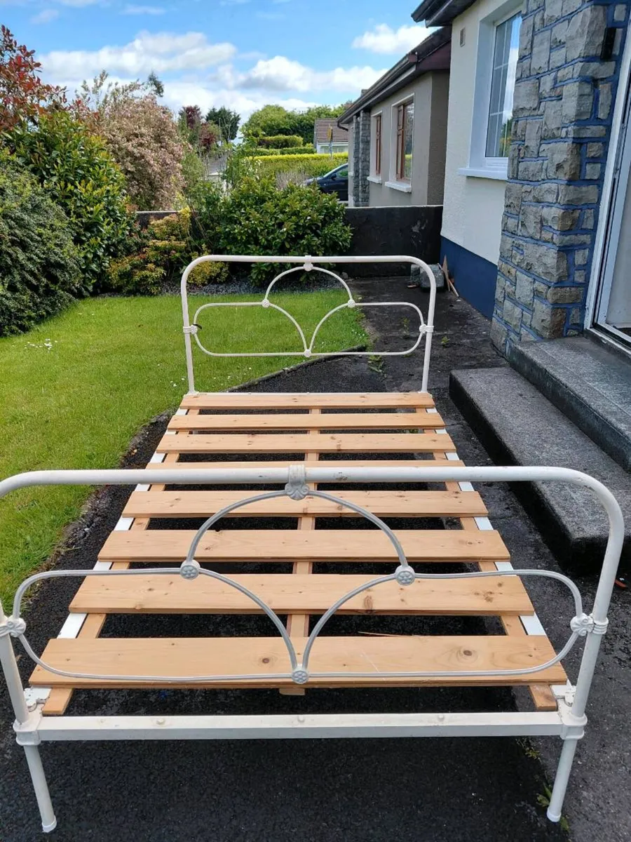 Cast iron bed - Image 2