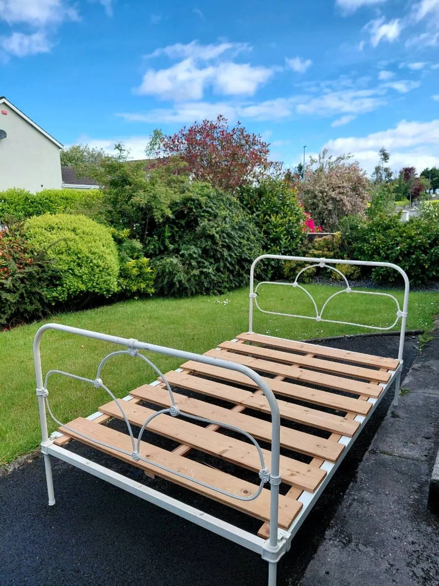Cast iron bed - Image 1
