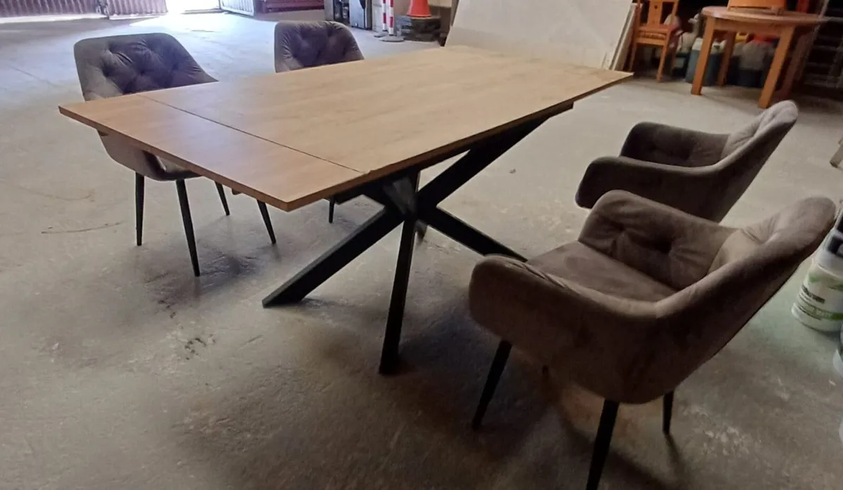 Extendable dining table with 4 velvet chairs - Image 1