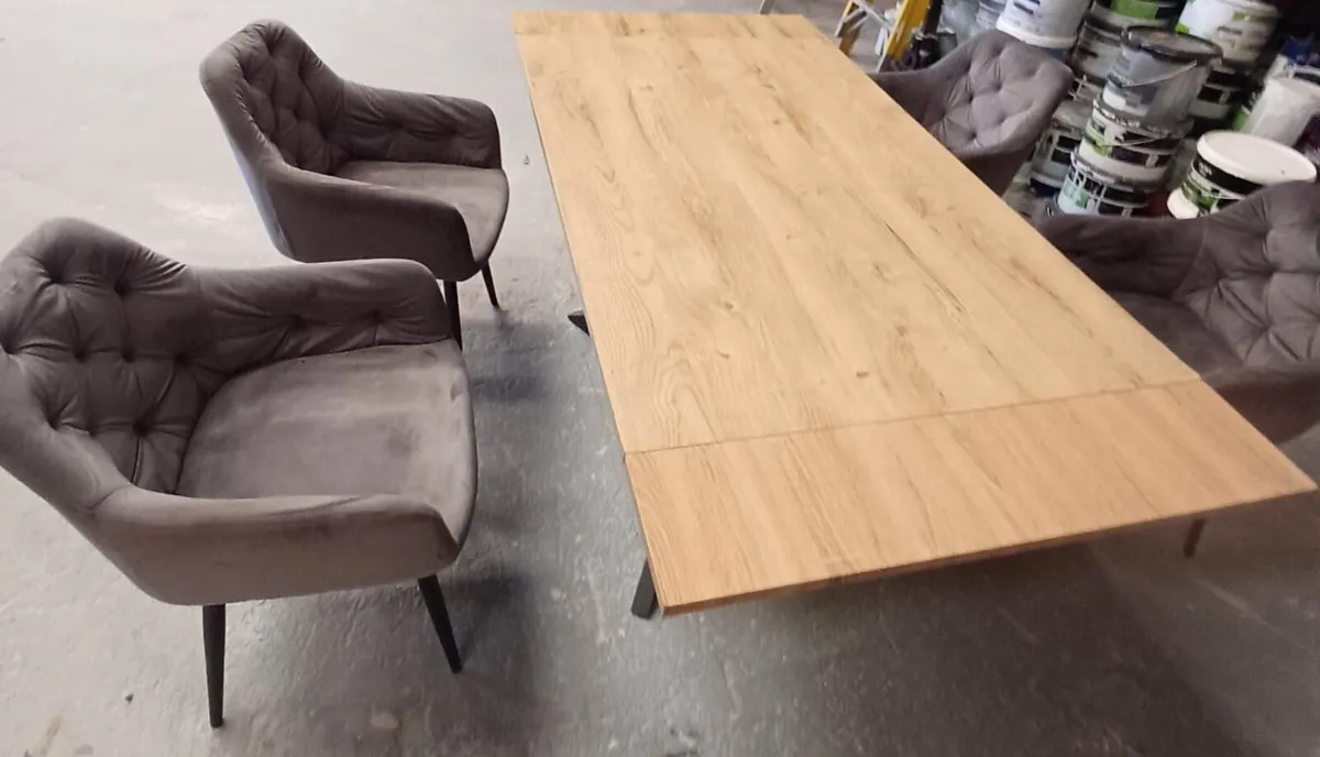 Extendable dining table with 4 velvet chairs - Image 2