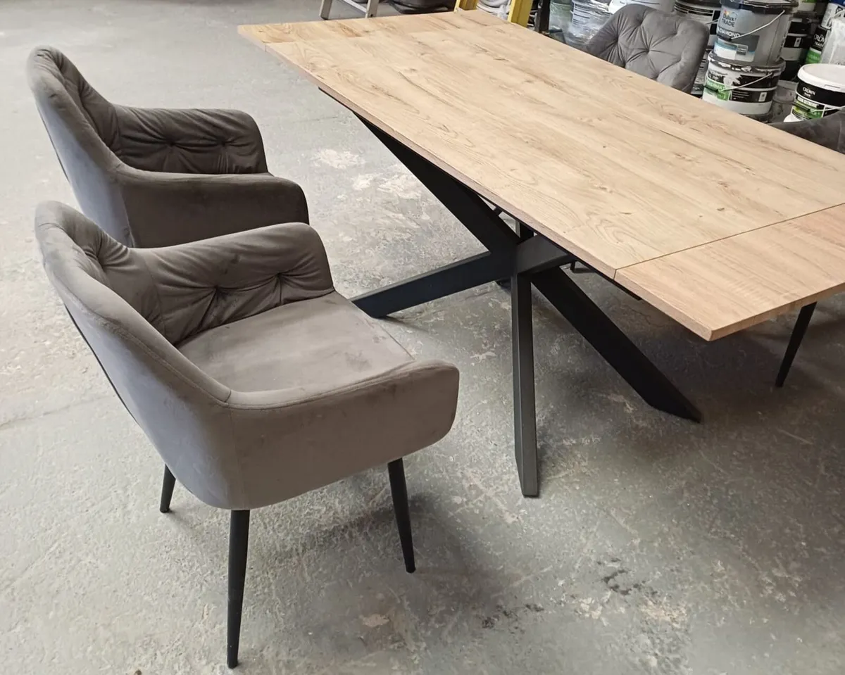 Extendable dining table with 4 velvet chairs - Image 3