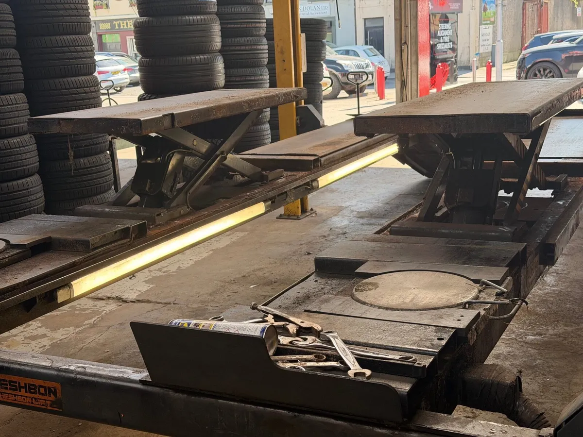 4 post vehicle lift - Image 1