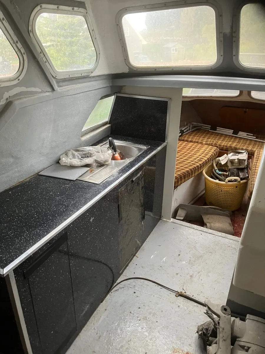 FAST FISHING BOAT NO ENGINE/TRAILER BARE BOAT €500 - Image 3