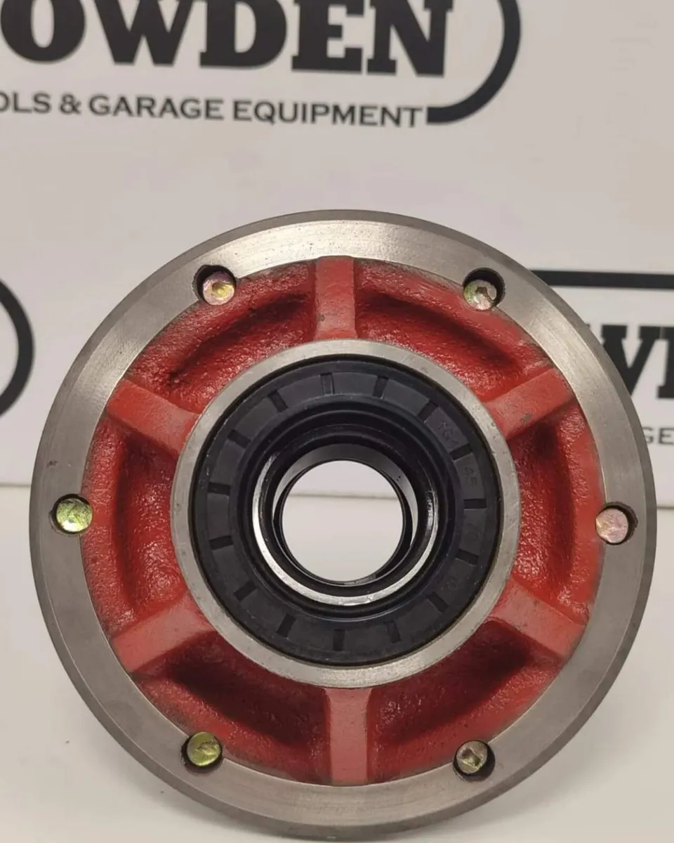 Front Hub Massey Ferguson 135 /165 / 565(Complete) - Image 1