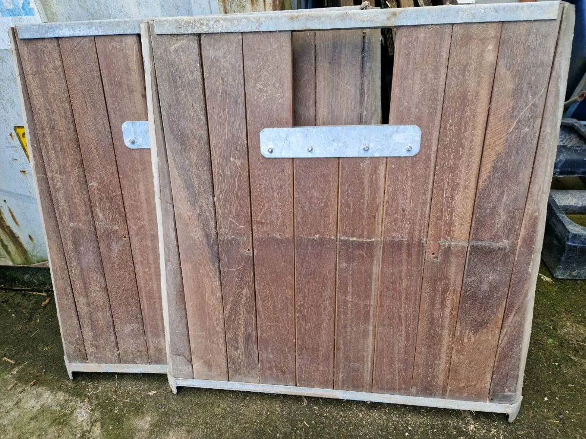 Horse stable sections - Image 1