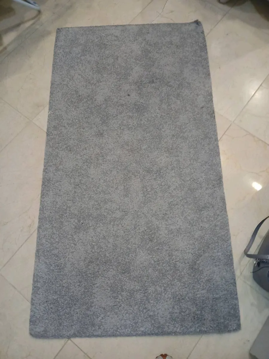 Small grey rug - Image 1