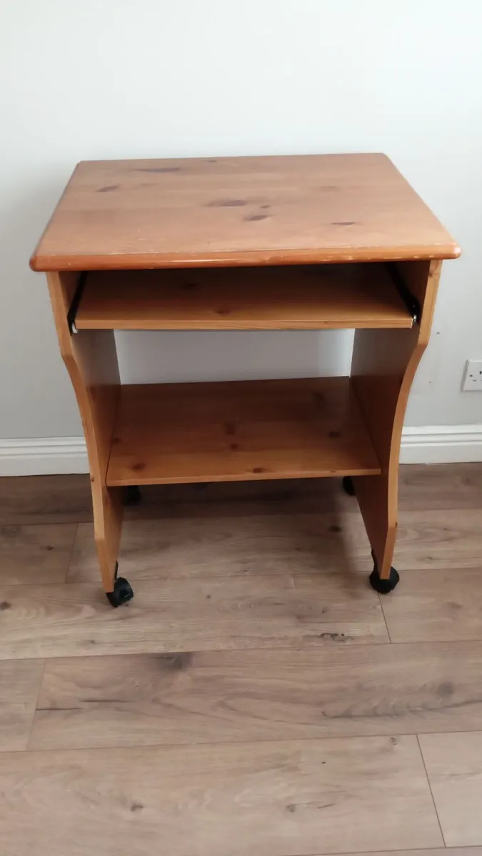 Computer desk - Image 1