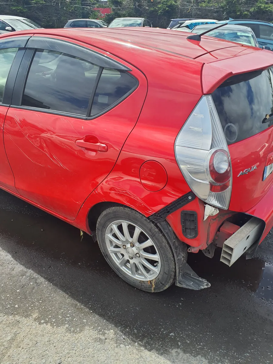 Toyota Aqua 2014 , only 72,000 km - Image 2