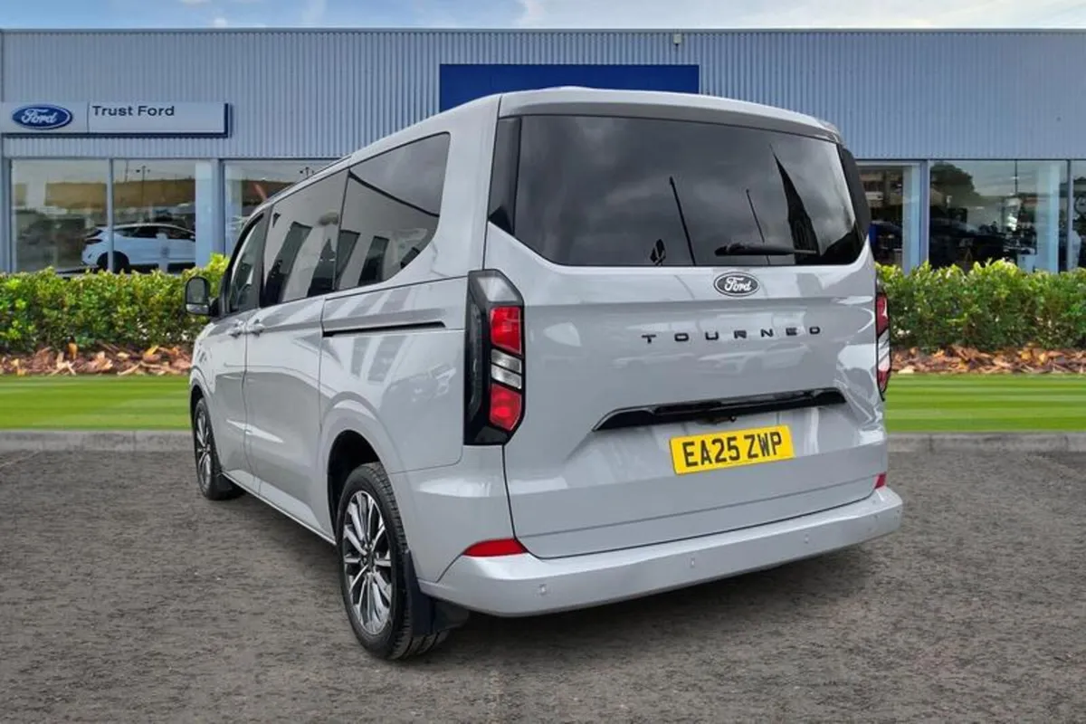 Ford Tourneo Custom Titanium Luxe - Image 2