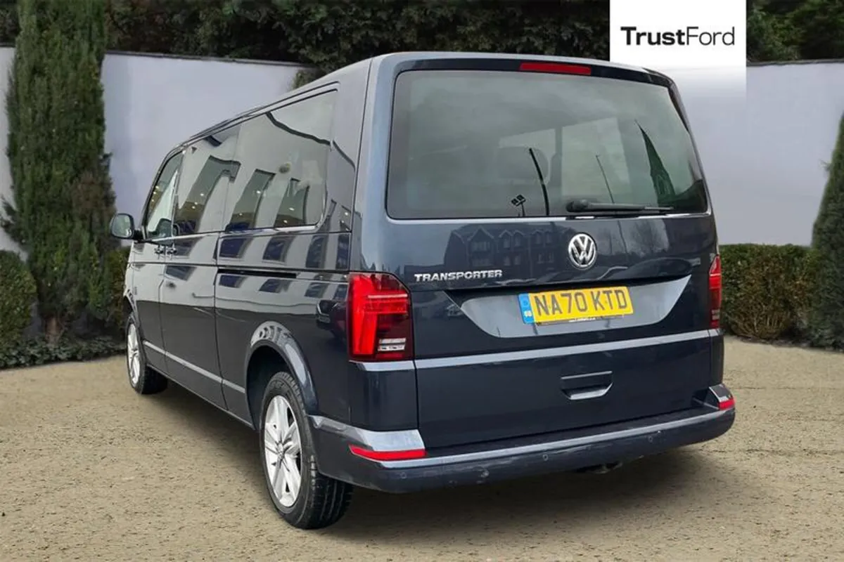Volkswagen Transporter Shuttle SE - Image 2